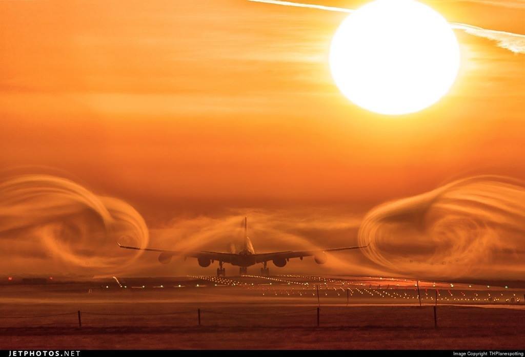 Wake turbulence - turbulencja w śladzie aerodynamicznym